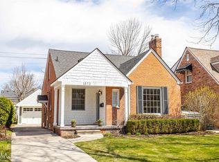 1572 Hollywood Ave, Grosse Pointe Woods, MI 48236
