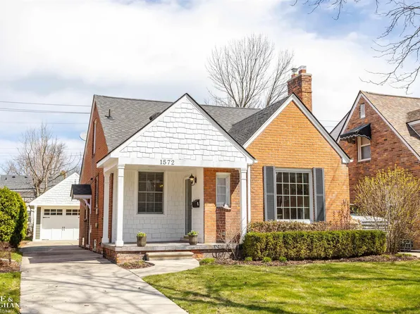 1572 Hollywood Ave, Grosse Pointe Woods, MI 48236
