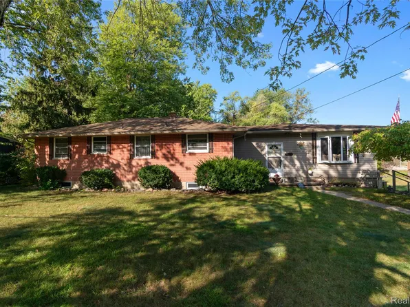 15116 Charluene Dr, Fenton, MI 48430