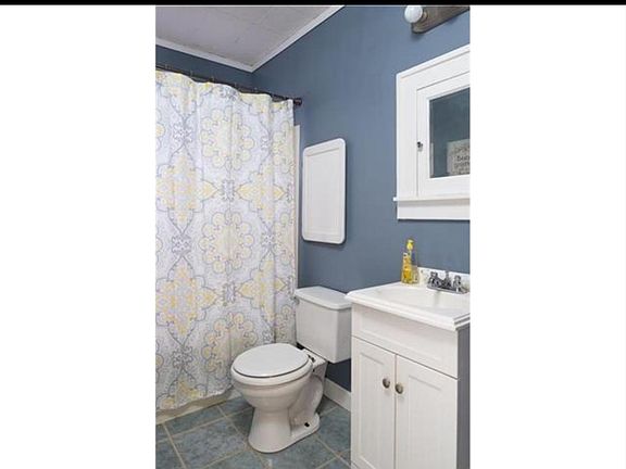 2nd image of 905 E 76th St