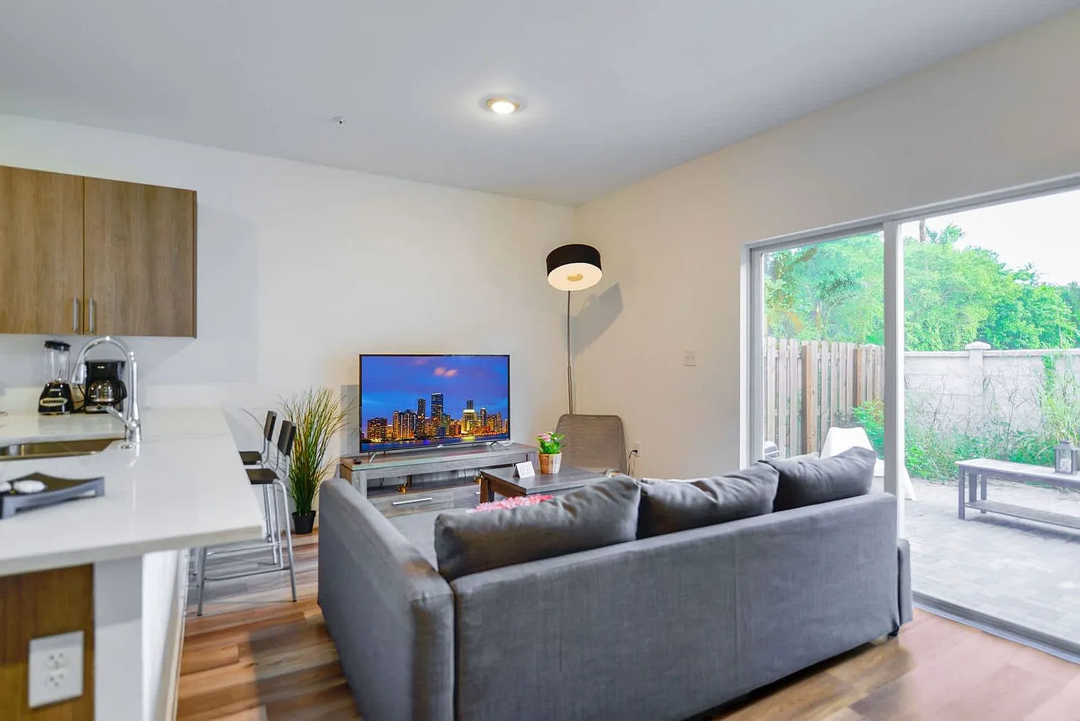 3 bed, 2.0 bath, 1367 sqft, $2,763 — Photo 3