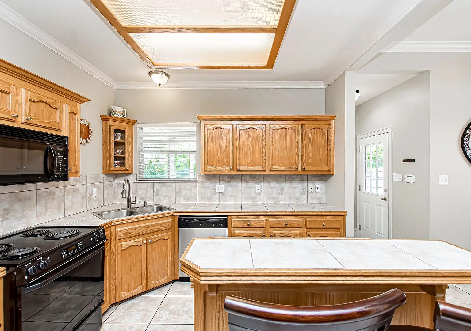 Inviting 3 Bedroom Home Minutes from Bluebonnet — Photo 4