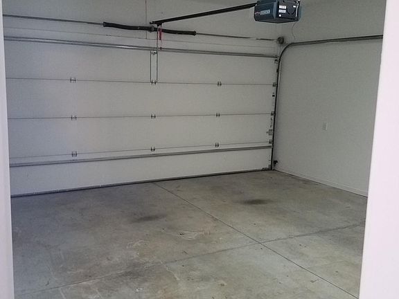 4th image of 28 Stoneridge Ln