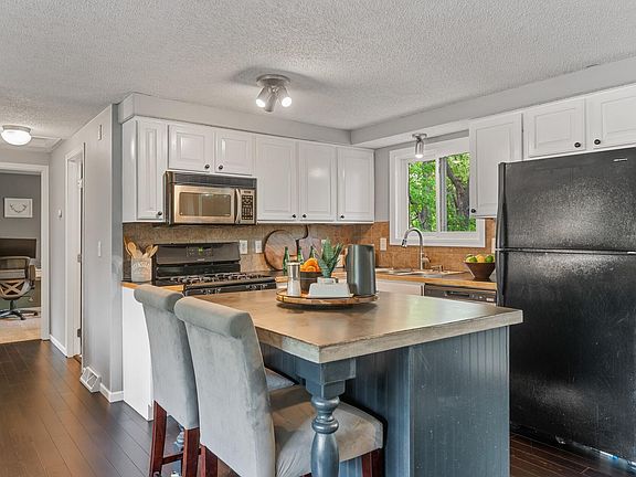 3rd image of 2861 Essex Rd