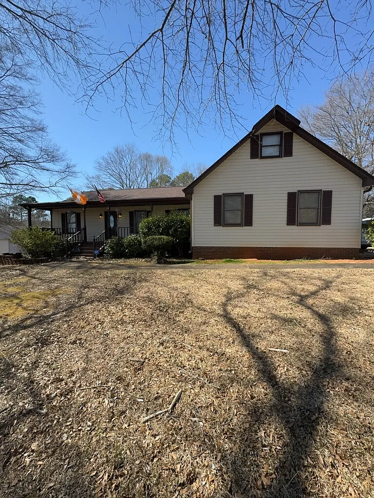 3 bed, 2.0 bath, 1800 sqft, $1,950 — Photo 1