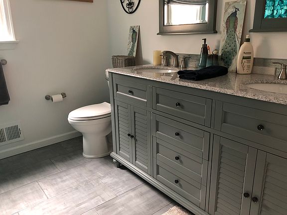 Newly remodeled 2nd bath