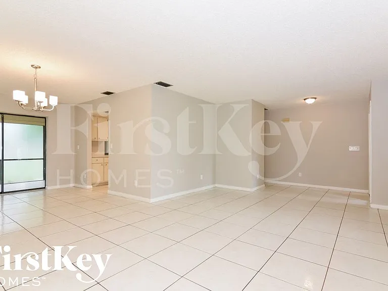 620 SE 29th St — Photo 4