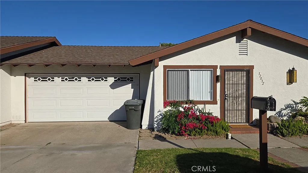 2 bed, 1.5 bath, 875 sqft, $3,700 — Photo 1