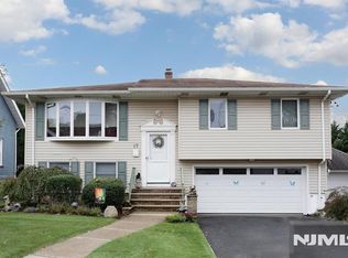 17 Marinus Street, Rochelle Park, NJ 07662