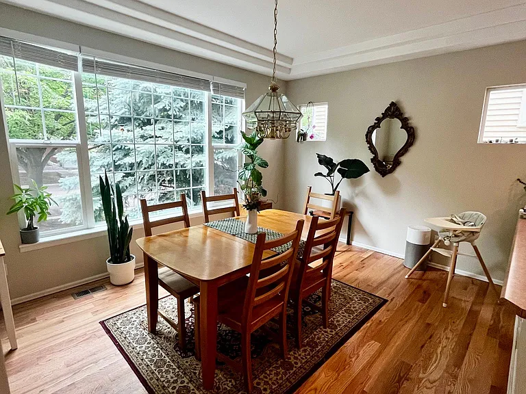 1942 Julian Way — Photo 3