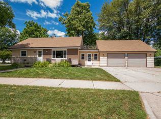 960 8th St, Menasha, WI 54952