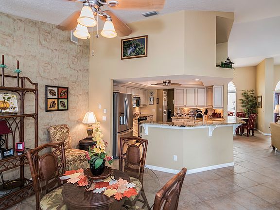 Den and/or breakfast area