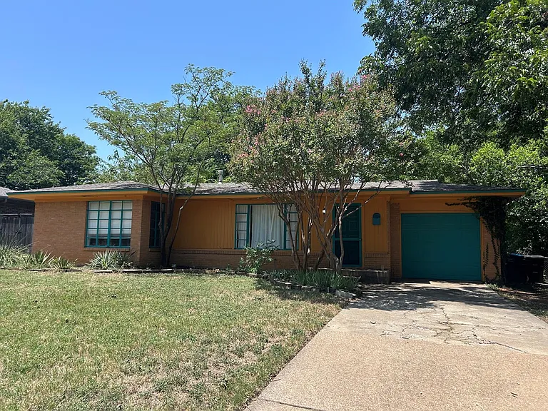 4720 Lowell Ln — Photo 1
