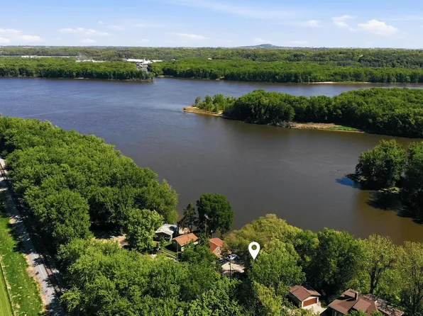 9994 Shawondassee Dr, Dubuque, IA 52003