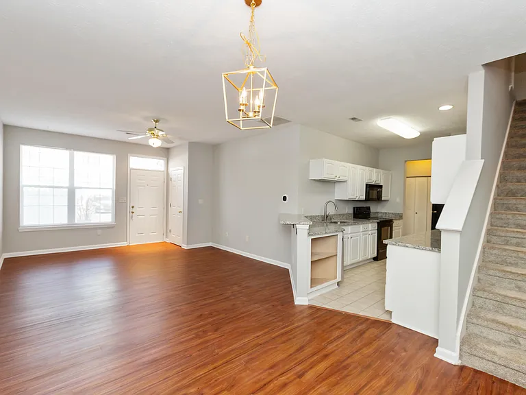 2218 Colfax Ln — Photo 3