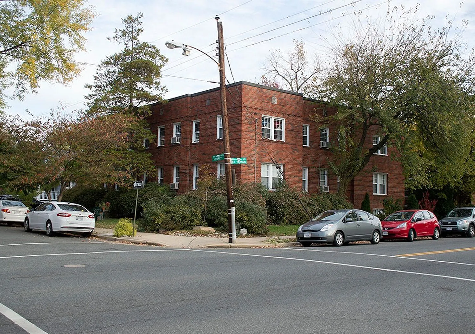 Luray Apartments — Photo 1
