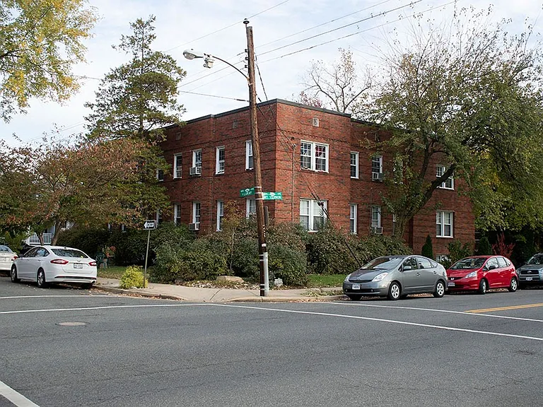 Luray Apartments — Photo 1