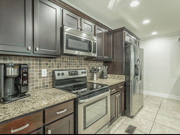 4th image of 4800 Maryland Dr