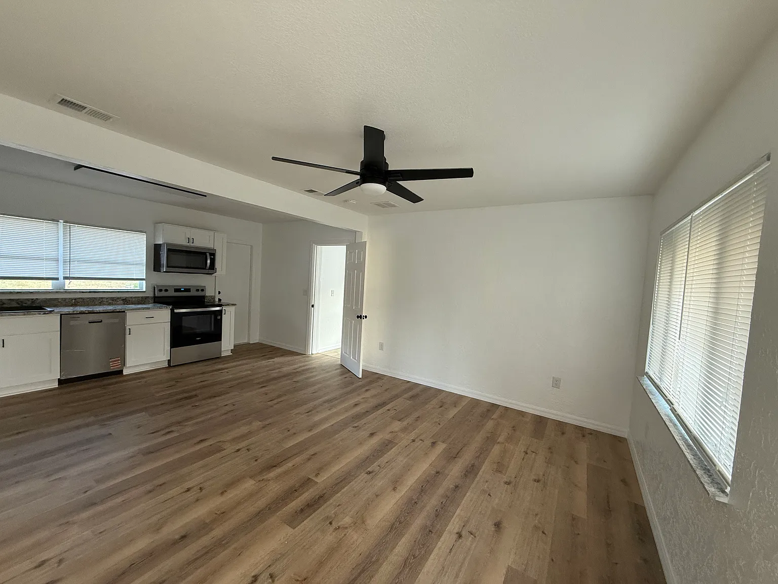 3 bed, 2.5 bath, 1028 sqft, $2,200 — Photo 4