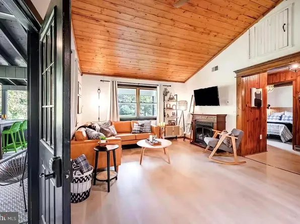 454 Wimpys Ln, Valley District, WV 25427