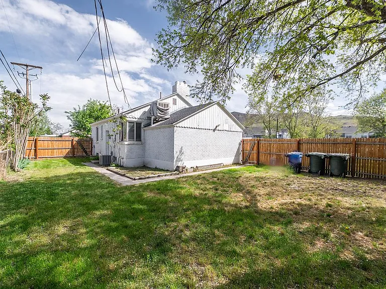 889 N 900 W — Photo 20