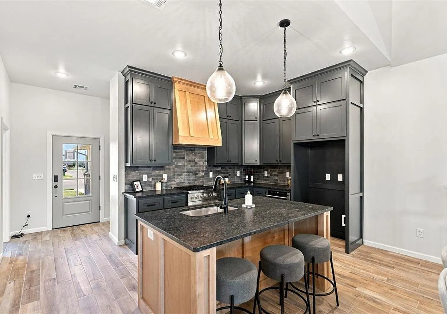 Brand New Home In Mustang! — Photo 3