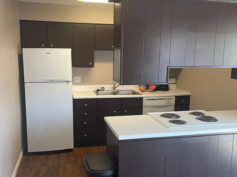 Bristol Square Apartments — Photo 79