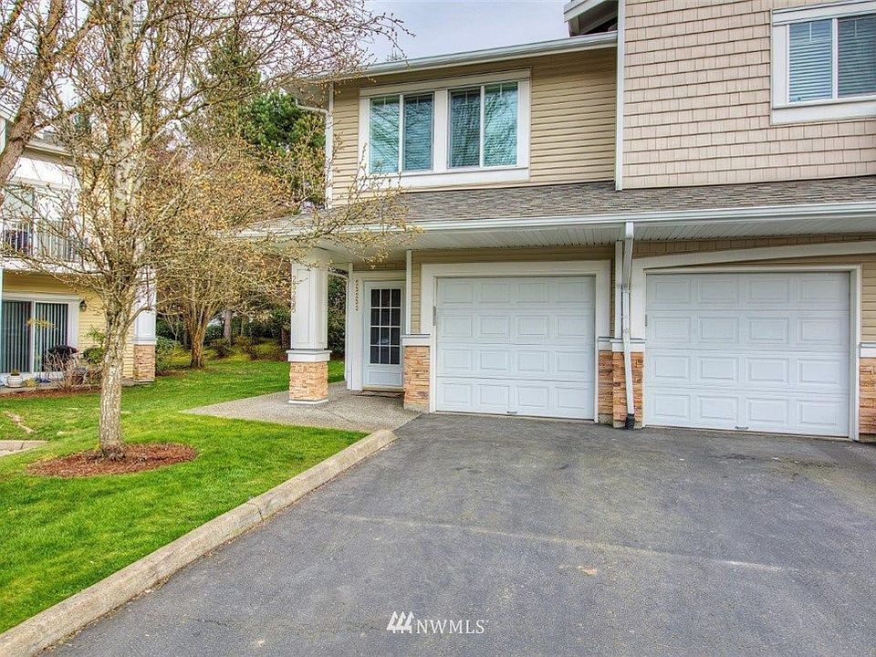 End unit Condo with a 1 car garage!