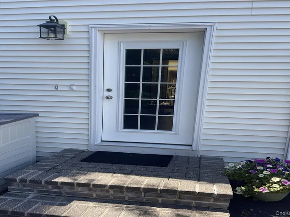 17 Cobbler Ln, East Setauket, NY 11733