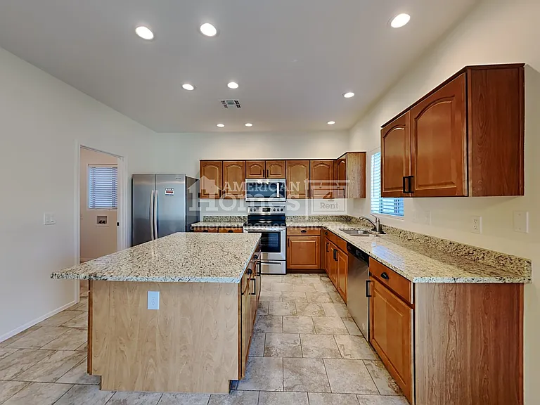 17238 W Maui Ln — Photo 4
