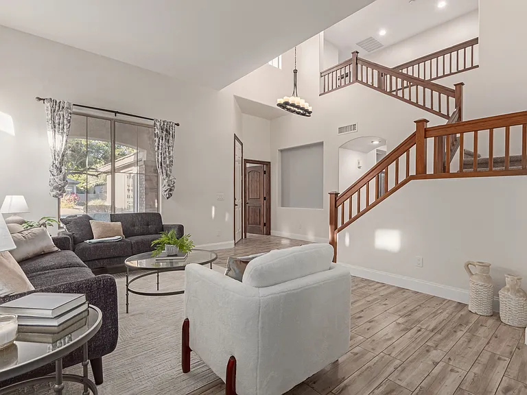 563 E Krista Way — Photo 7