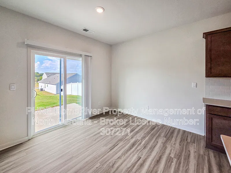 5 bed, 3.0 bath, 2511 sqft, $2,385 — Photo 4