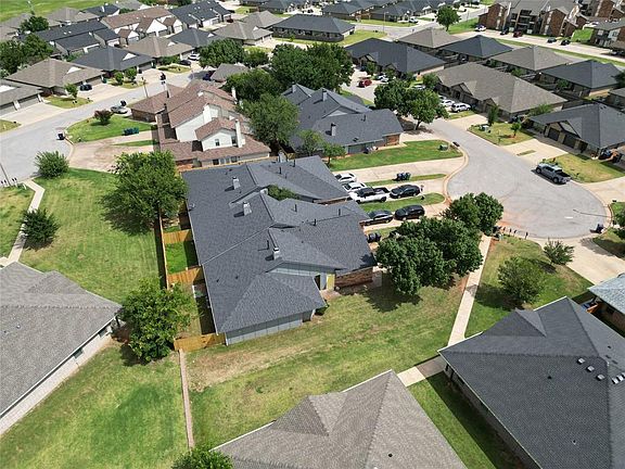 5th image of 415 Vail Cir