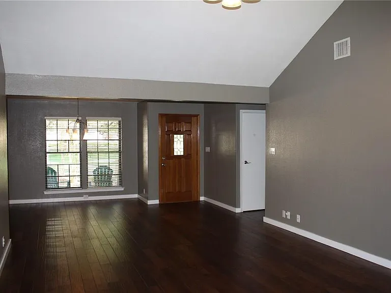 309 Juniper Dr — Photo 4