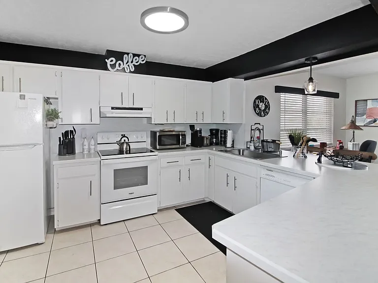 242 Capri Ave — Photo 10