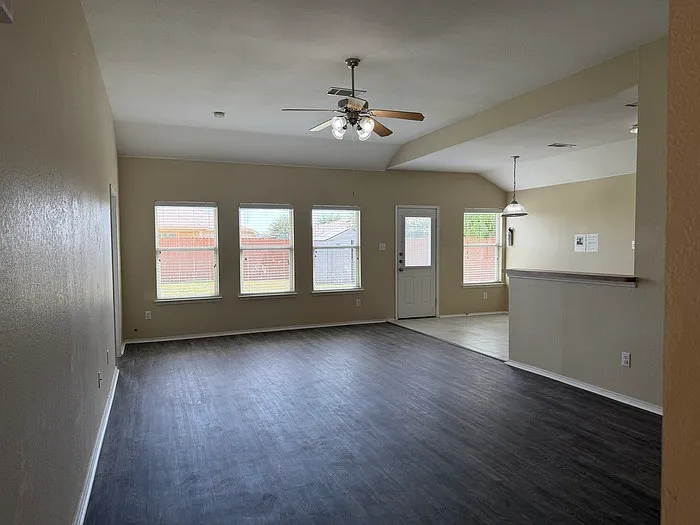 3 bed, 2.0 bath, 1391 sqft, $1,695 — Photo 3