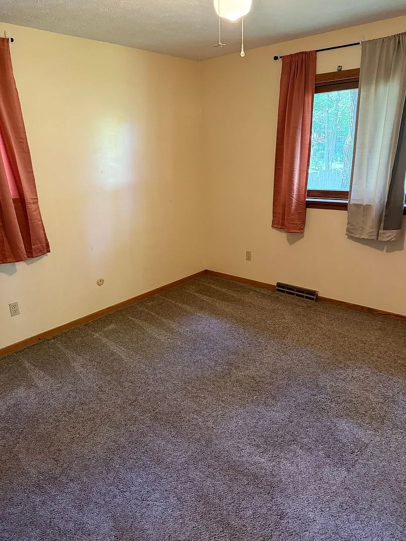 4748-4752 Sunnyside Dr — Photo 3