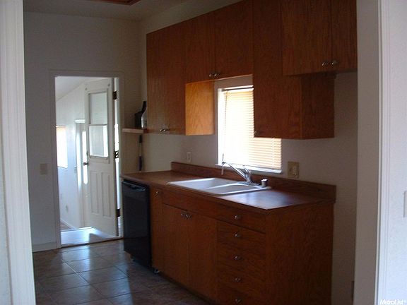 4th image of 1041 Pioneer Ave