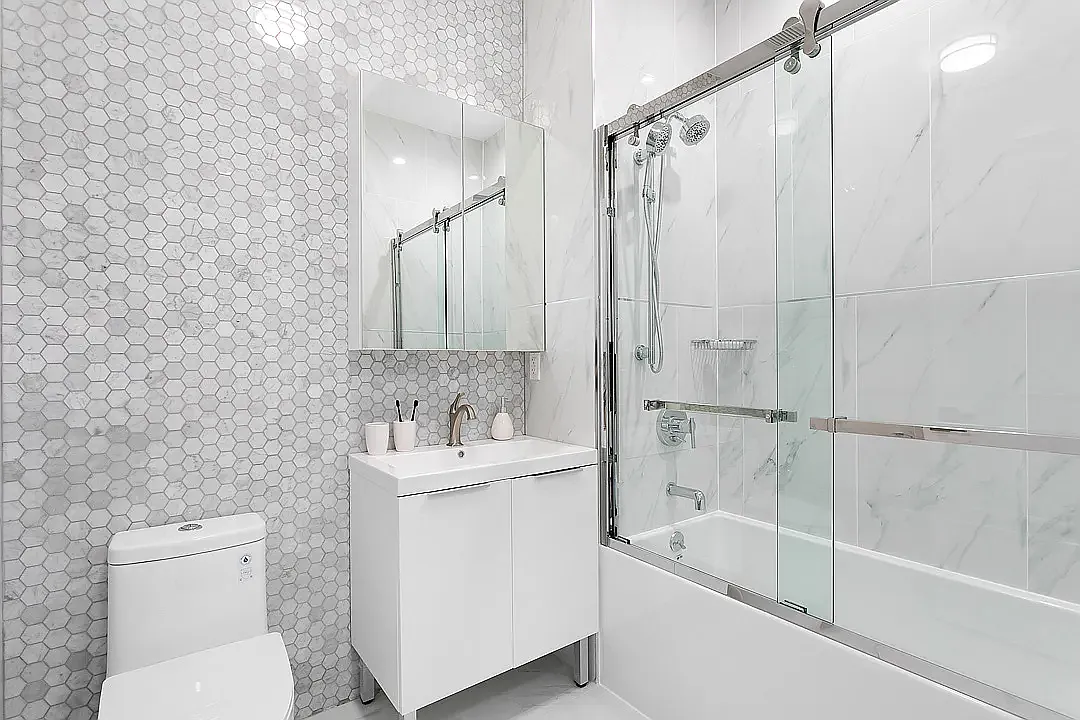 221 Sea Breeze Avenue — Photo 3