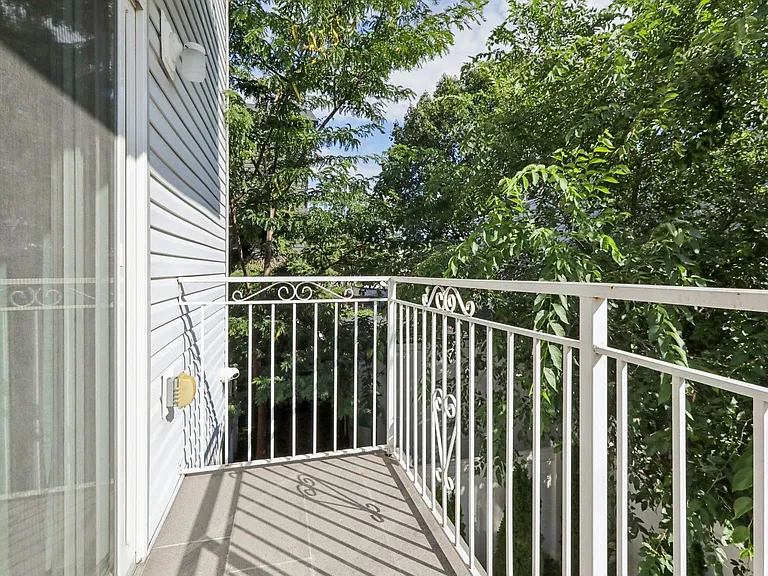 131 Zabriskie St — Photo 38