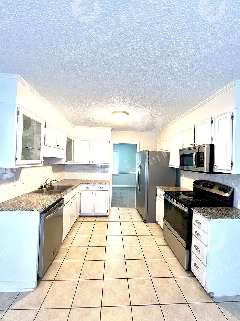 Pet Friendly 3Br 2 bath large corner lot — Photo 4