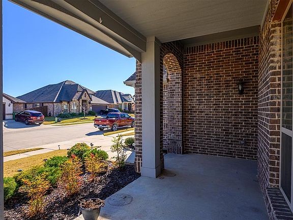 5th image of 1612 Silver Ln
