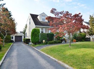 50 Plainfield Rd, Albertson, NY 11507