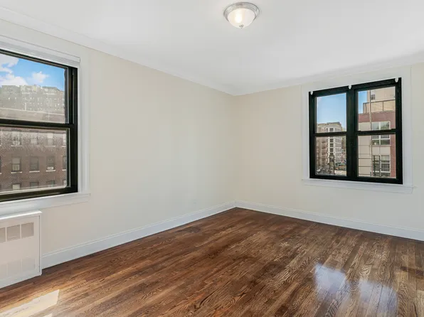 4489 Broadway image 10 of 11