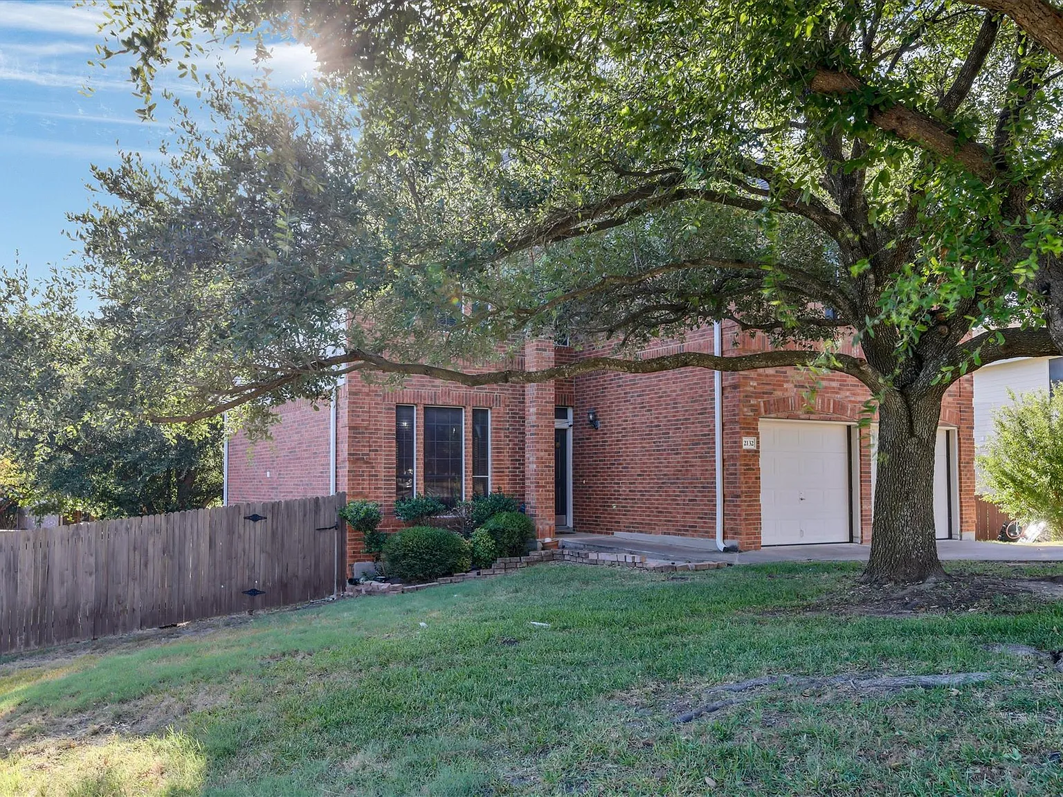 3 bed, 2.5 bath, 2344 sqft, $2,295 — Photo 3