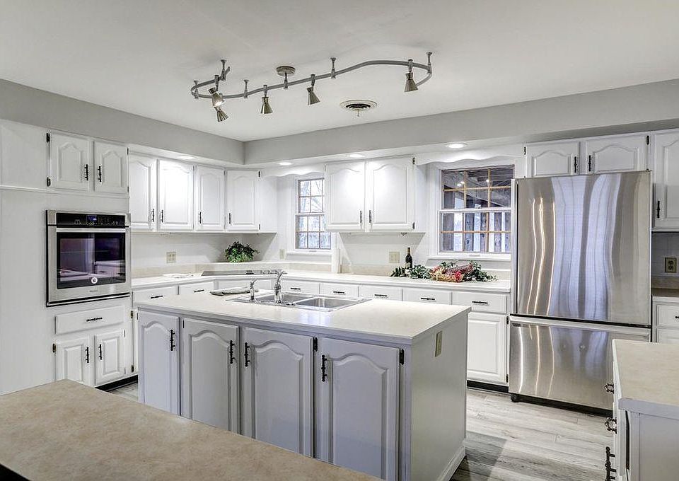 Elegantly finished kitchen with stainless steel appliances. Custom cabinets.