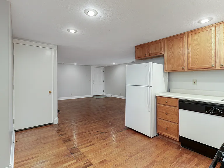 229 1/2 E Front St #2D — Photo 6