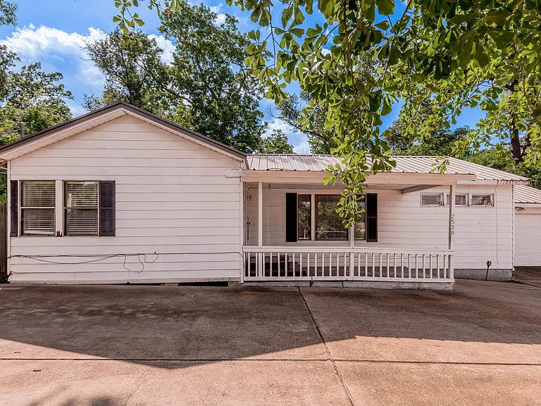 2538 Sycamore Ave — Photo 3