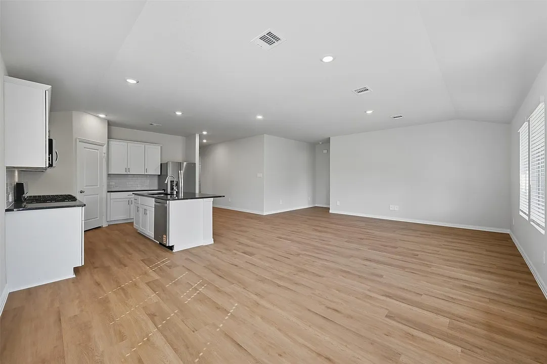 4 bed, 1831 sqft, $2,499 — Photo 3