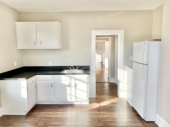 3rd image of 8 Cromwell Ave #B